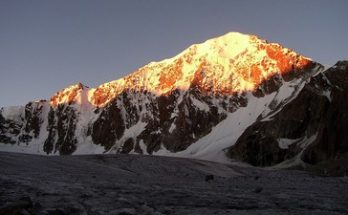 pintu batu di pegunungan dzungaria